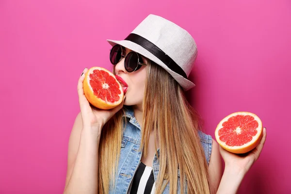 Portrait of girl with grapefruit — Stock Photo, Image