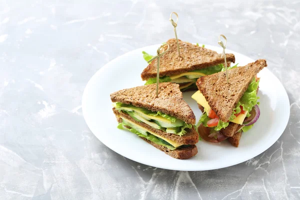 Frische Sandwiches auf dem Teller — Stockfoto