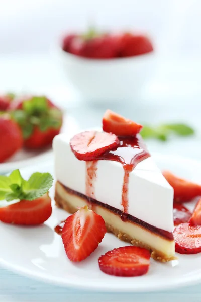 Τσιζ κέικ φράουλας στο πιάτο — Φωτογραφία Αρχείου