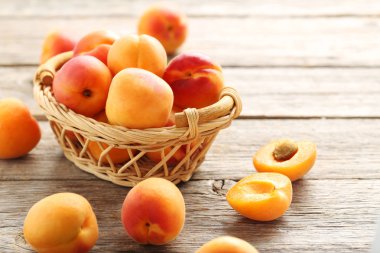 Olgun kayısı sepeti