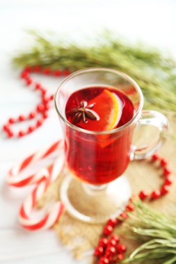 Bardakta sıcak şarap. 