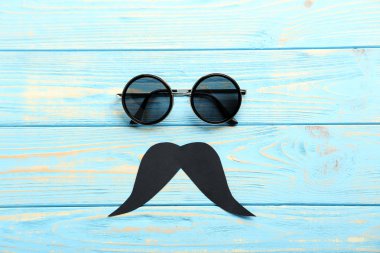 Siyah güneş gözlüğü ve bıyıklı