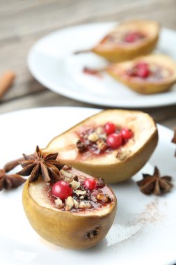 Bal ile pişmiş armut