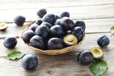 sepet içinde olgun Erik