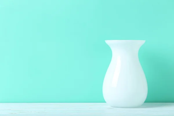 Vaso branco em azul — Fotografia de Stock