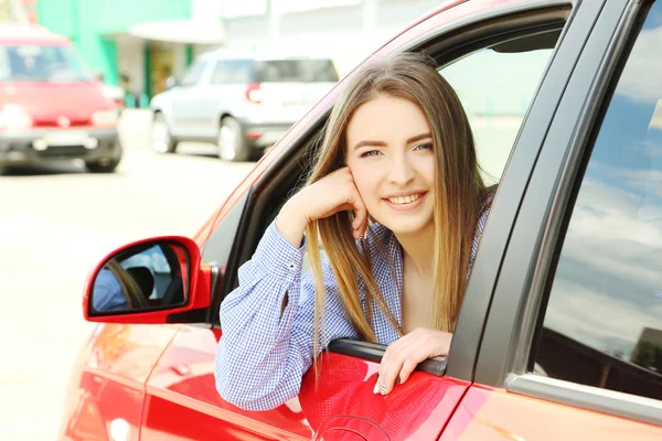 Flicka sittande i bilen — Stockfoto