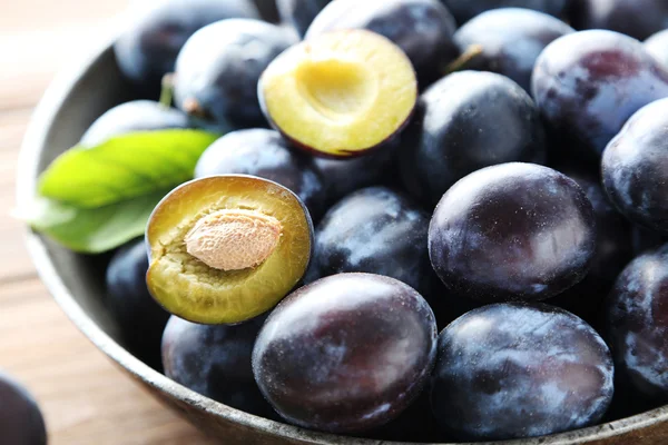 Ripe plums in bowl — Stock Photo, Image