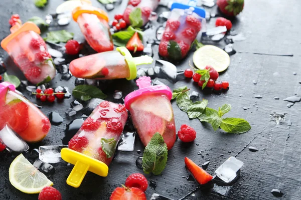 Paletas con bayas en la mesa — Foto de Stock