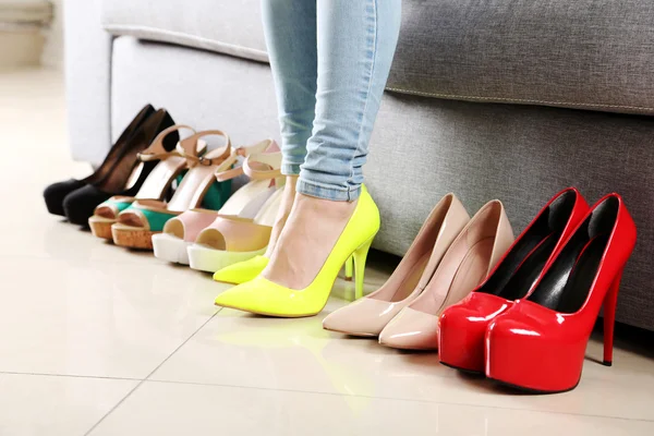 Woman choosing shoes — Stock Photo, Image