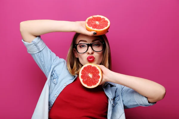 Hipster flicka med grapefrukt — Stockfoto