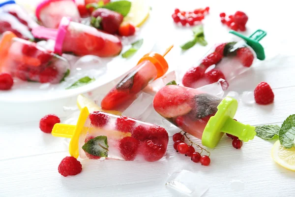 Popsicles med bär på bord — Stockfoto