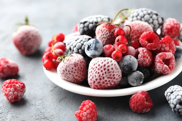 Gefrorene Beeren auf dem Teller — Stockfoto