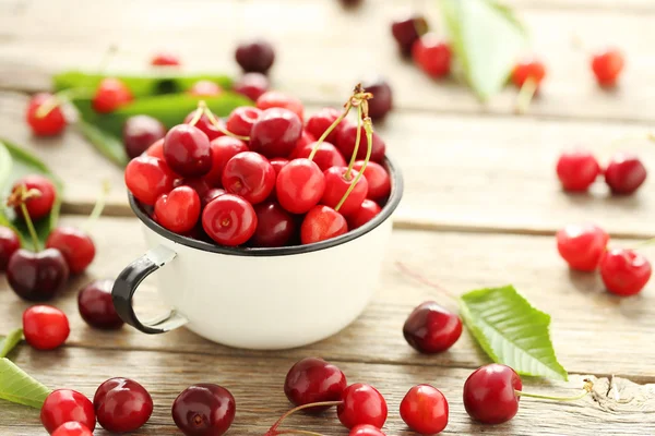 Cerises mûres dans une tasse — Photo