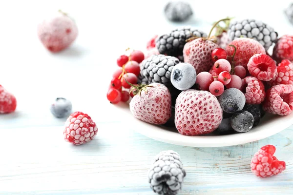 Gefrorene Beeren auf dem Teller — Stockfoto