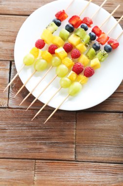 Taze meyve şiş üzerinde 