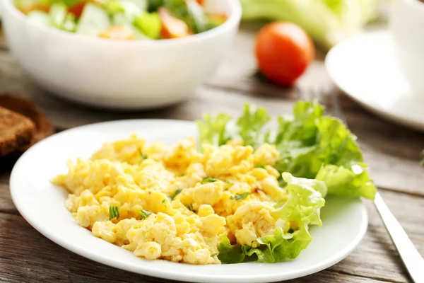 Scrambled eggs with vegetables — Stock Photo, Image