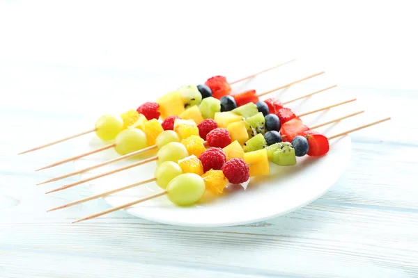 Frutas frescas en pinchos — Foto de Stock