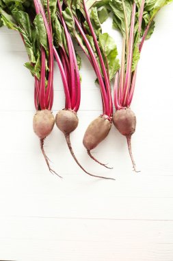 Bir beyaz üzerine taze pancar