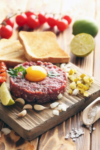 Tartare de boeuf au jaune d'oeuf — Photo