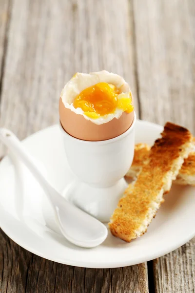 Вареное яйцо с тостами — стоковое фото