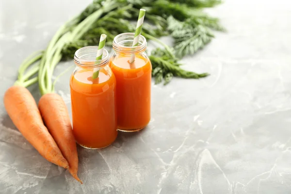 Морковный сок в бутылках — стоковое фото