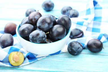 Kabın içinde olgun Erik