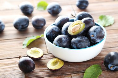 Kabın içinde olgun Erik