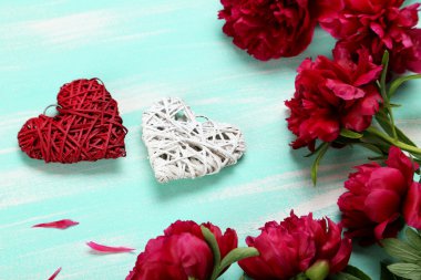 Şakayık çiçekleri ve dekoratif Kalpler