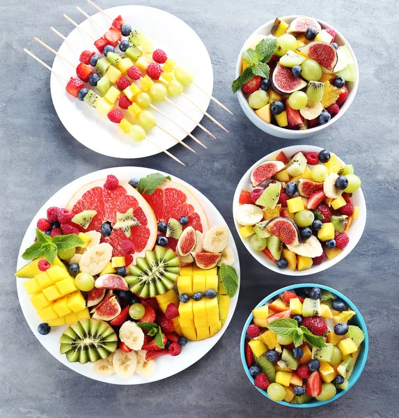 Salada de frutas frescas em tigelas — Fotografia de Stock