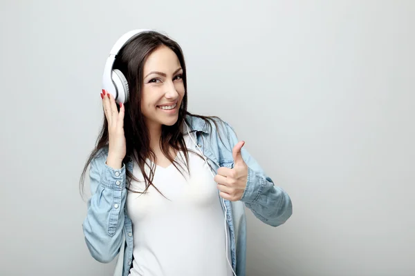 Jonge vrouw met koptelefoon — Stockfoto