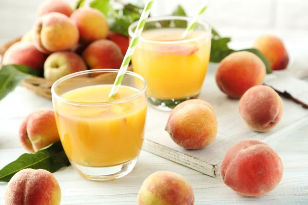 桃ジュースのグラス — ストック写真
