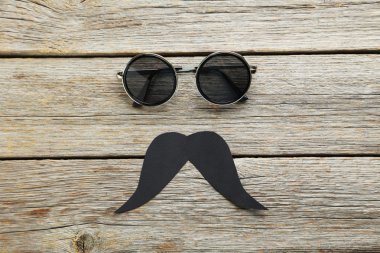 Siyah güneş gözlüğü ve bıyıklı