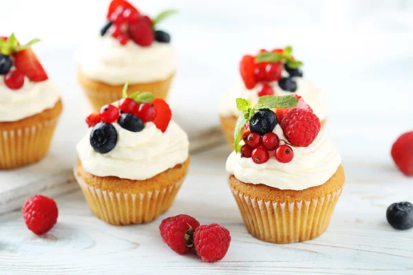 Leckere Cupcakes mit Beeren — Stockfoto