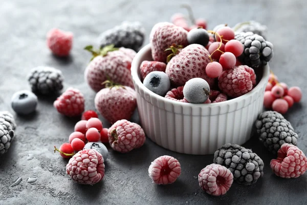 Заморожені ягоди в мисці — стокове фото