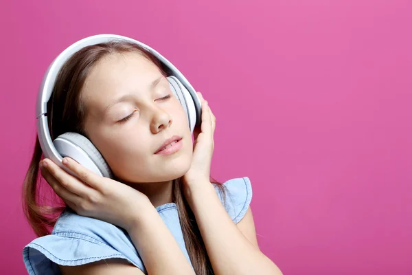 Jonge vrouw met koptelefoon — Stockfoto