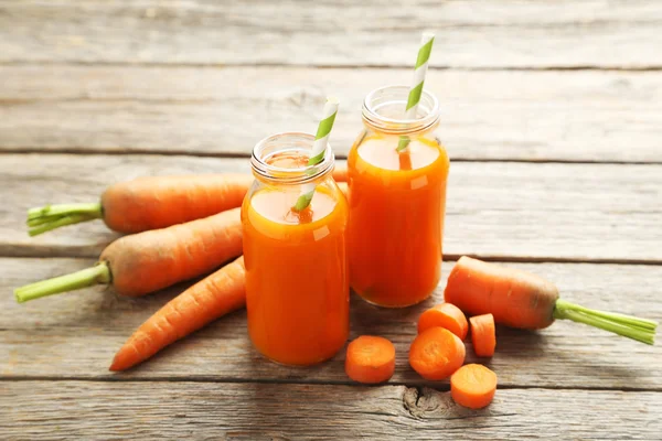 Zumo de zanahoria fresca en botellas — Foto de Stock