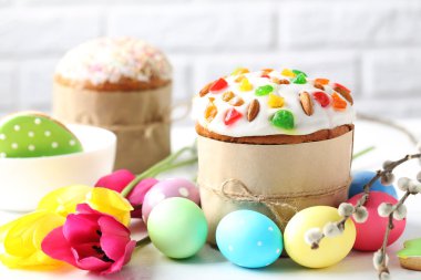 Paskalya yumurtaları kek ile