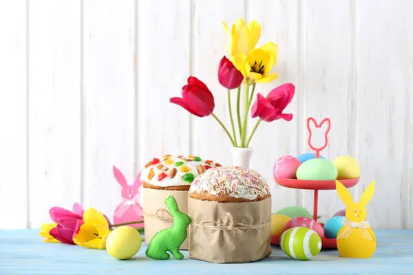 Easter eggs with cakes — Stock Photo, Image