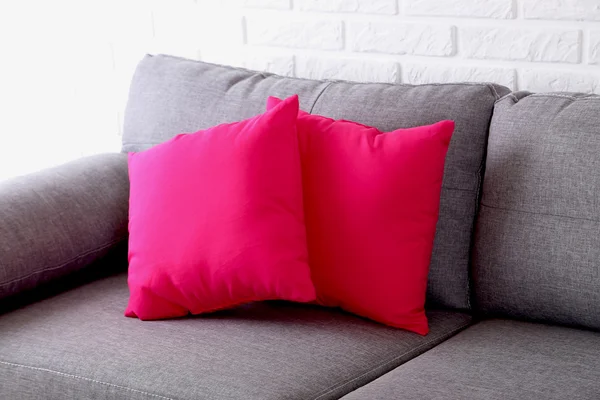 Bantal merah muda di sofa — Stok Foto