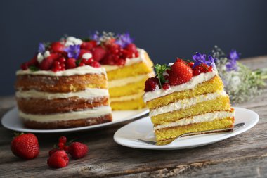 Bisküvi kek çilek ile