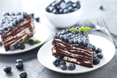 Yaban mersini ile dilim kek