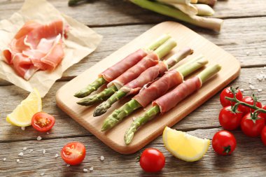 Jamon içinde sarılı kuşkonmaz
