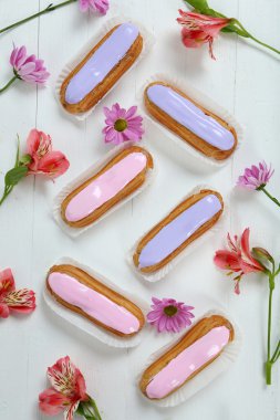 Sır ve çiçeklerle eklerleri