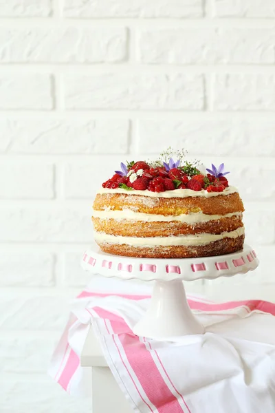 Bolo de biscoito com bagas — Fotografia de Stock