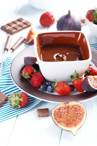 Chocolade fondue met bessen — Stockfoto