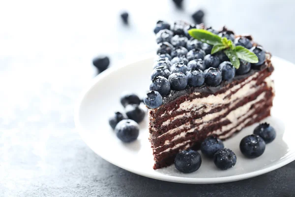 Stück Kuchen mit Blaubeeren — Stockfoto