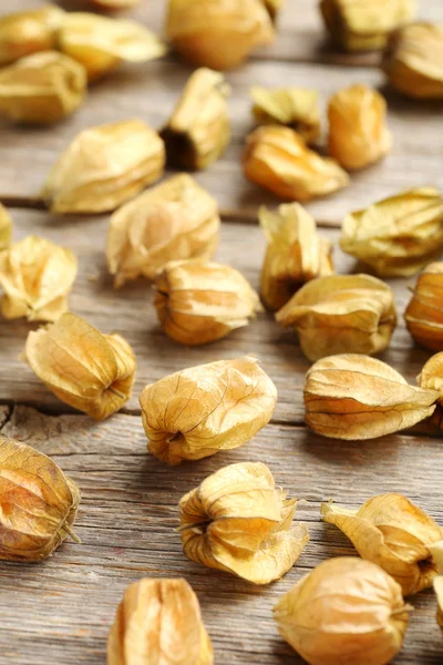 Reife Physalis auf dem Tisch — Stockfoto