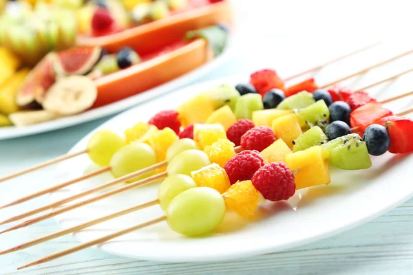 Fresh fruits on skewers — Stock Photo, Image