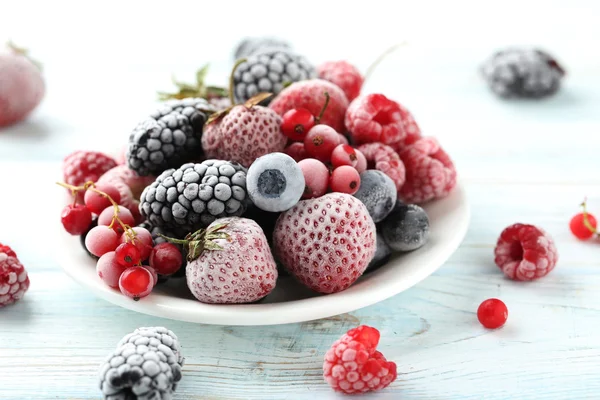 Замороженные ягоды на тарелке — стоковое фото