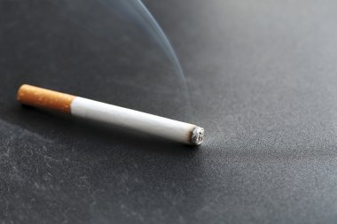 Ash ile sigara yakın çekim